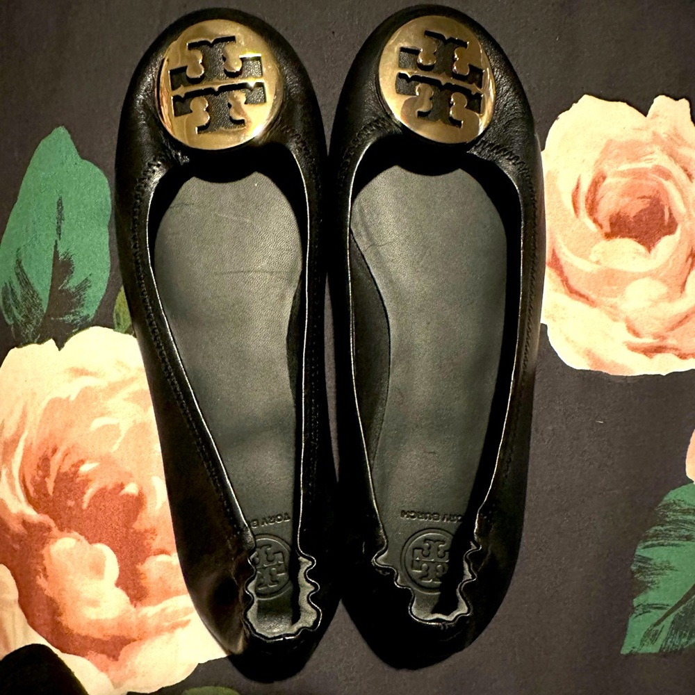 NEW TORY BURCH MINNIE FLATS - Black Leather + Gold Emblem - Size 9